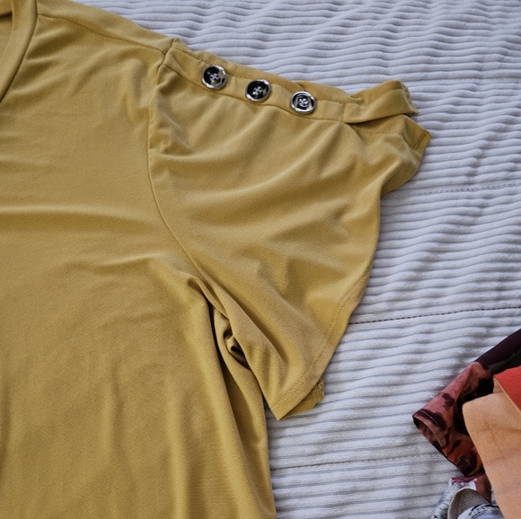 89th + Madison Women's Mustard V-Neck Top. Size 2X - Picture 5 of 5